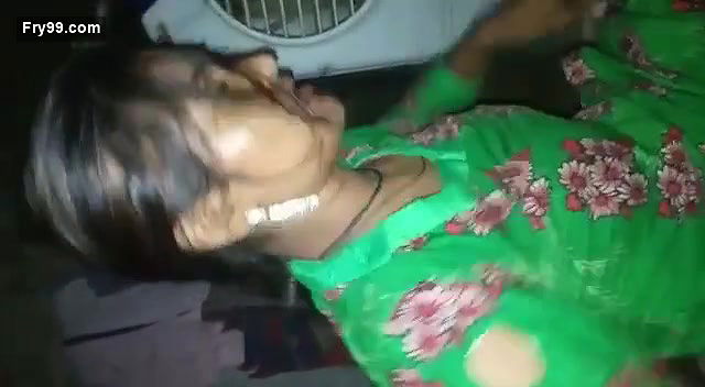 Desi Bhabhi show her Boobs