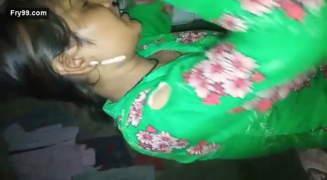 Desi Bhabhi show her Boobs