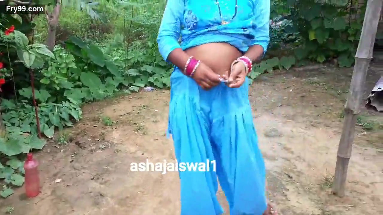 Desi village bhabi pee