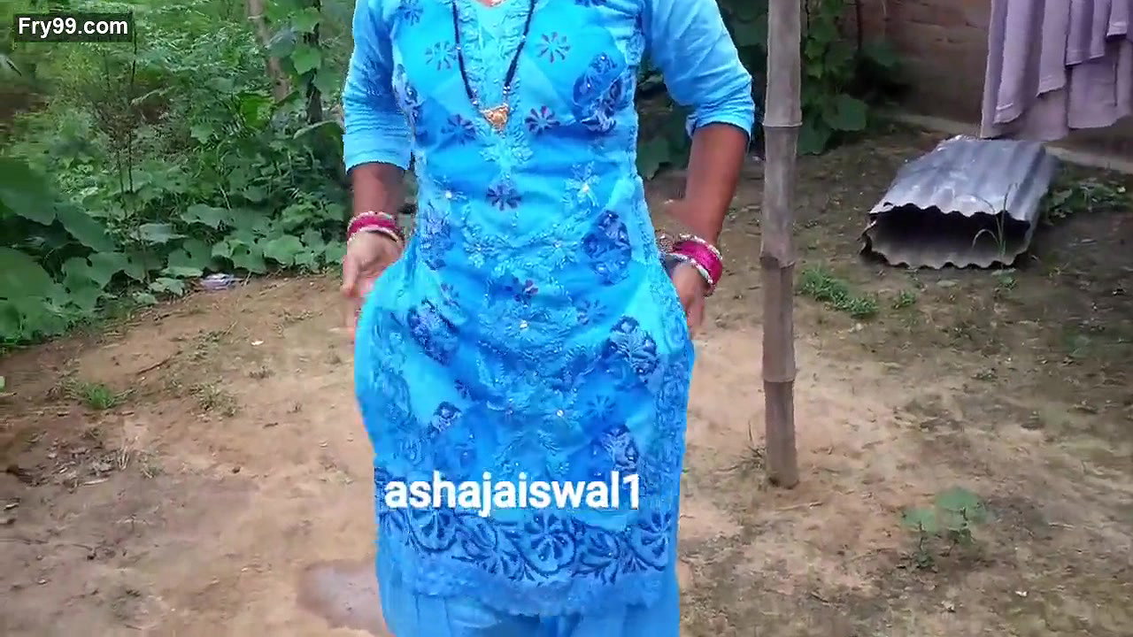 Desi village bhabi pee