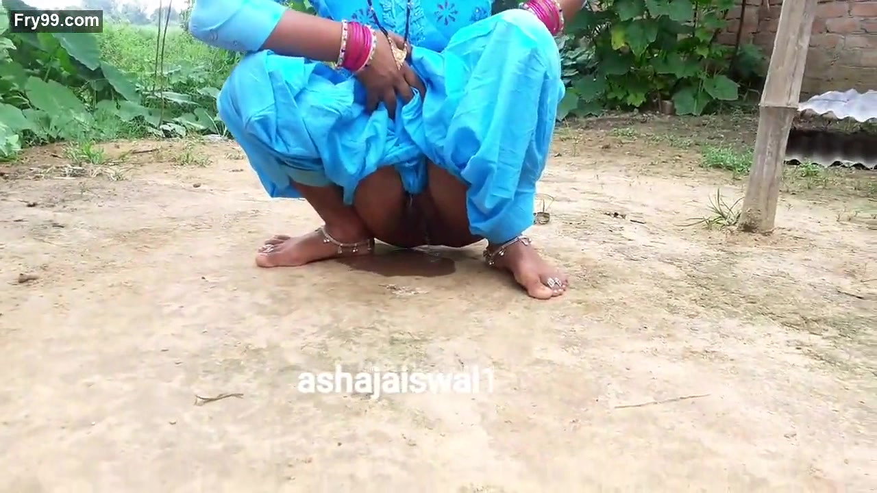 Desi village bhabi pee