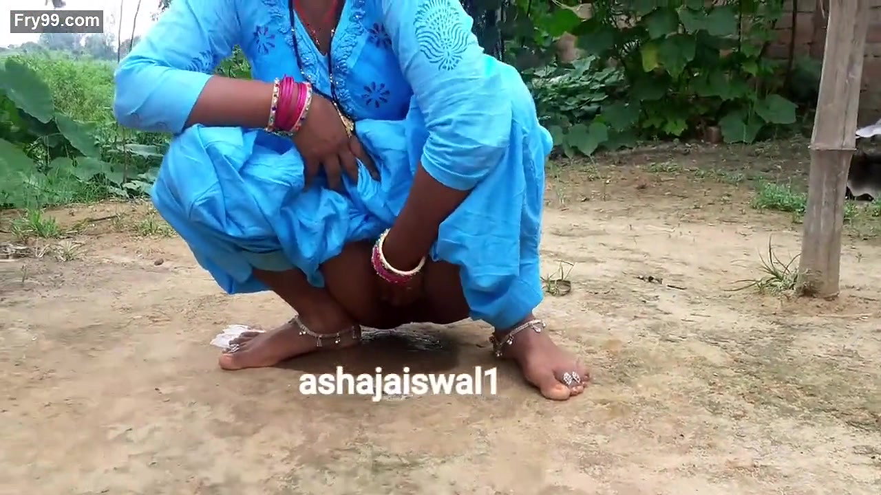 Desi village bhabi pee