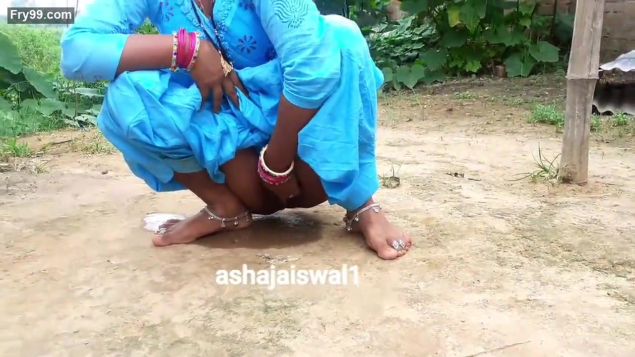 Desi village bhabi pee