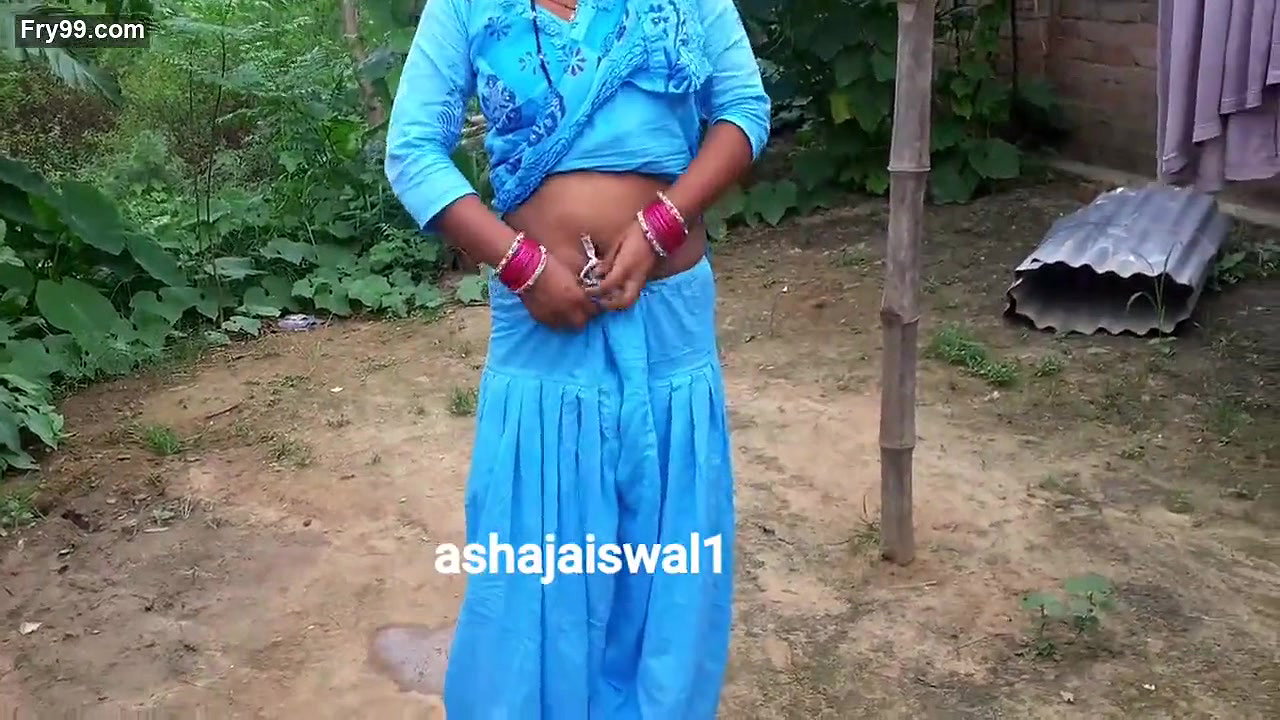 Desi village bhabi pee