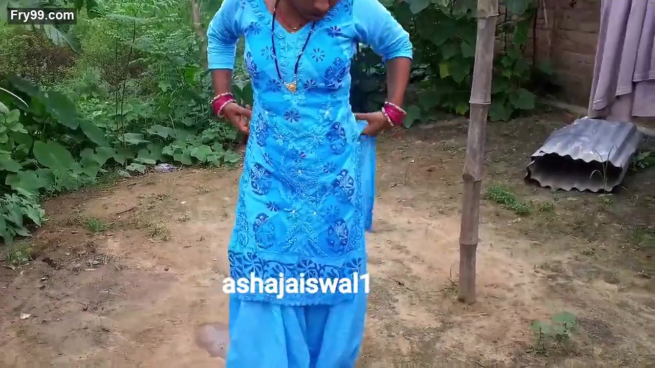 Desi village bhabi pee