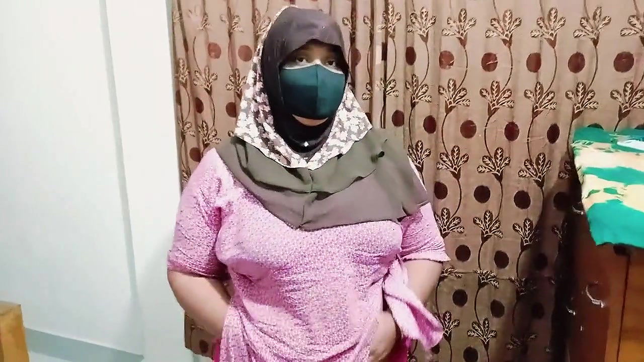 Hijabi Girl Takes off Her Clothes and Wears a Saree. Those Big Breasts Are Visible
