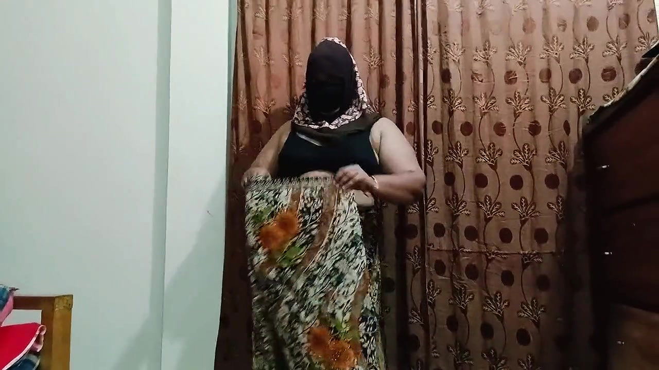 Hijabi Girl Takes off Her Clothes and Wears a Saree. Those Big Breasts Are Visible
