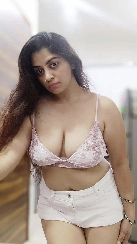 Youtuber Vandhana 14