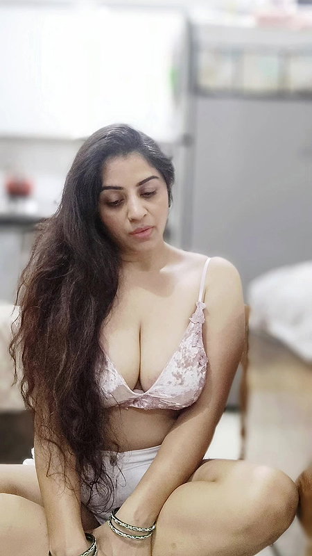 Youtuber Vandhana 14