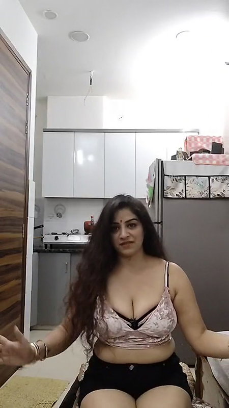 Youtuber Vandhana 32