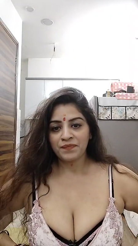 Youtuber Vandhana 32