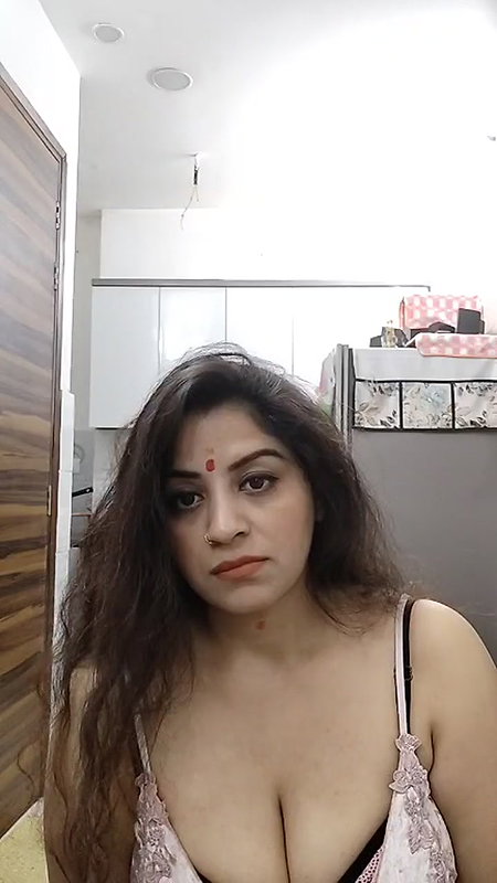 Youtuber Vandhana 32