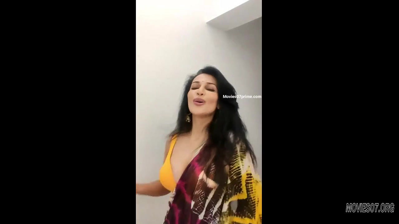 sizling saree night flora saini eng 720p