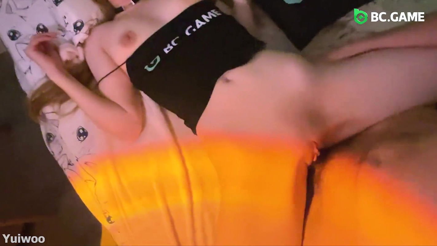 4Yuiwoo Hot Young StepMom Let Me Share a Bed With Her Its Hard Not To Cum