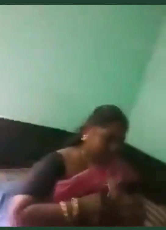 Mallu Aunty Boobs Show to Lover