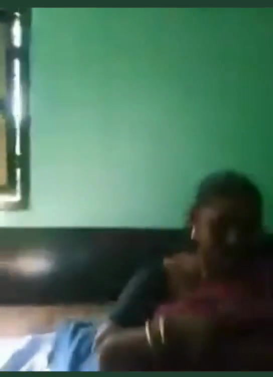 Mallu Aunty Boobs Show to Lover