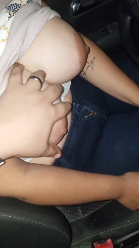 Pumping boobs of Pakistani Bhabhi inside car