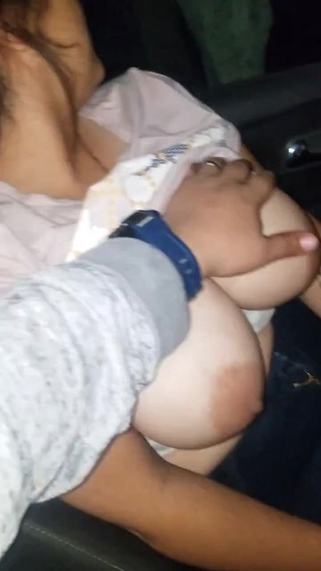 Pumping boobs of Pakistani Bhabhi inside car