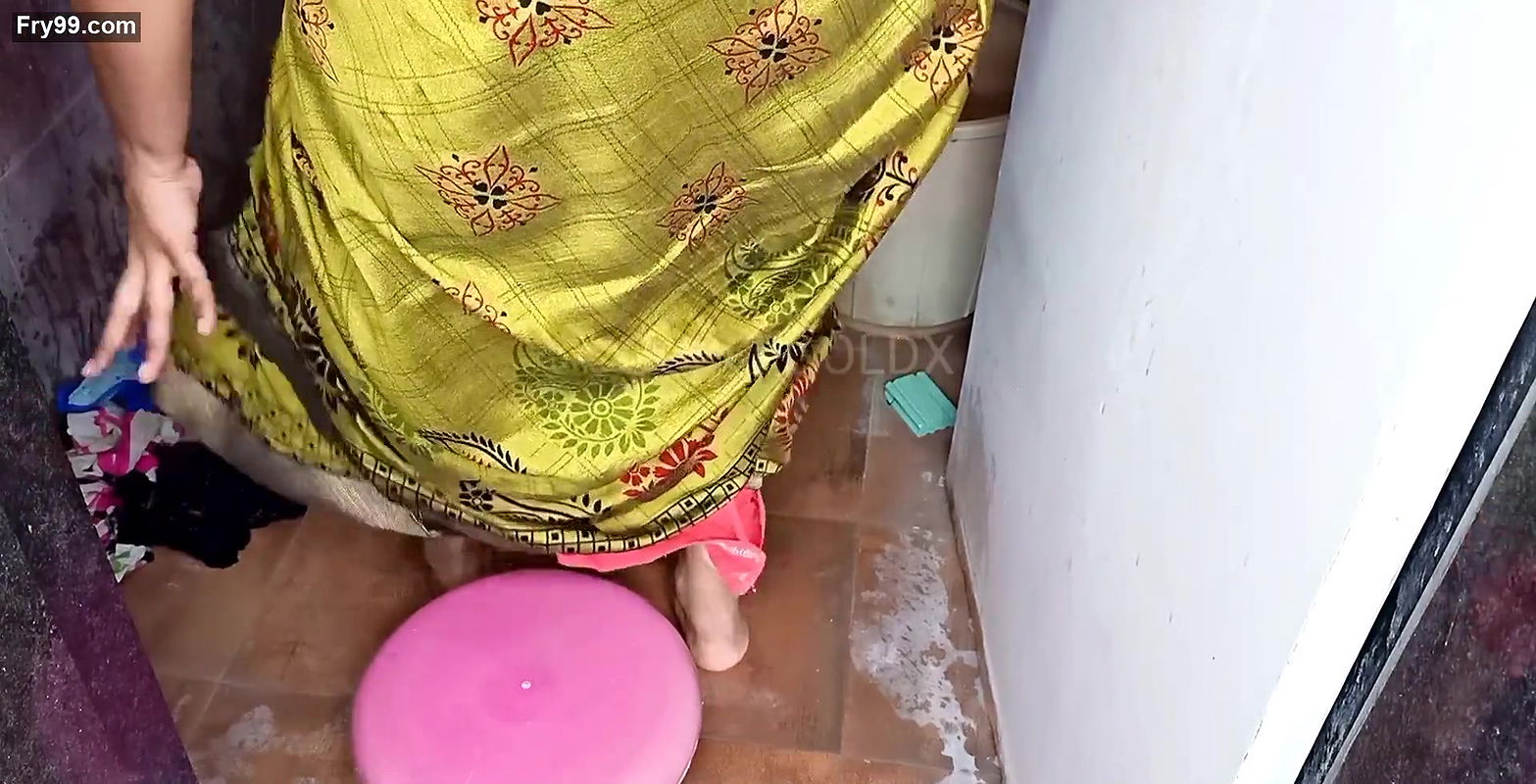 Komal kapde dhote dhote devar ka land le baithi