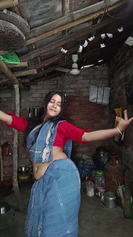 desi village girl sexy navel in red blue saree