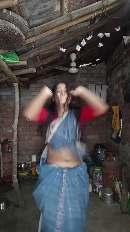 desi village girl sexy navel in red blue saree