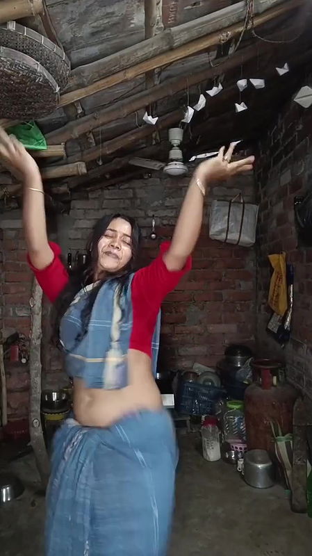 desi village girl sexy navel in red blue saree