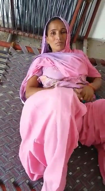 Mature village bhabhi with sexiest pussy