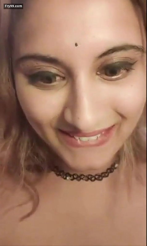 Sexy Indian Girl Showing Her Boobs