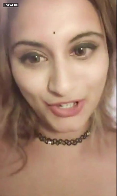 Sexy Indian Girl Showing Her Boobs