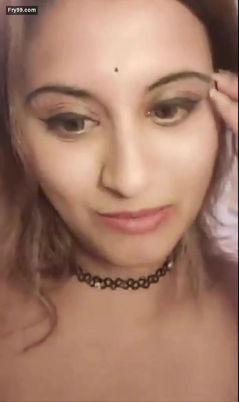 Sexy Indian Girl Showing Her Boobs