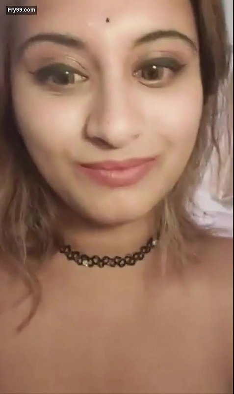 Sexy Indian Girl Showing Her Boobs