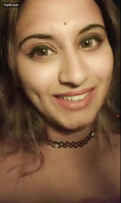 Sexy Indian Girl Showing Her Boobs