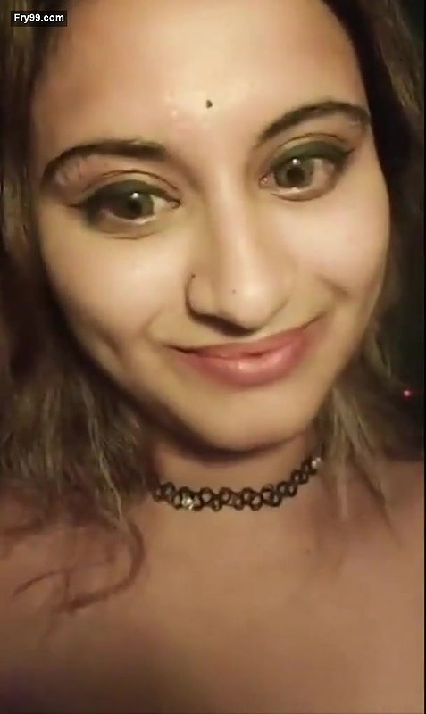Sexy Indian Girl Showing Her Boobs