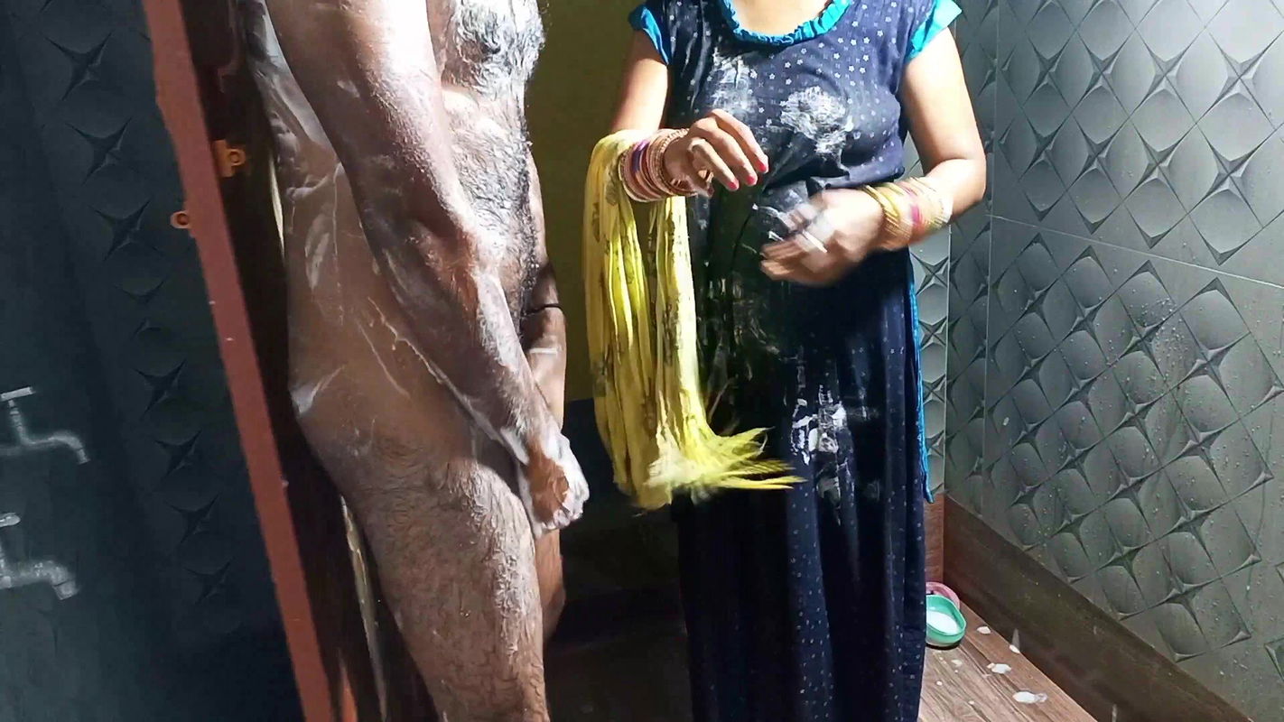 Meri nokranai ne muje bathroom me nahate huye chupke se dekha fir chut pel-wayi