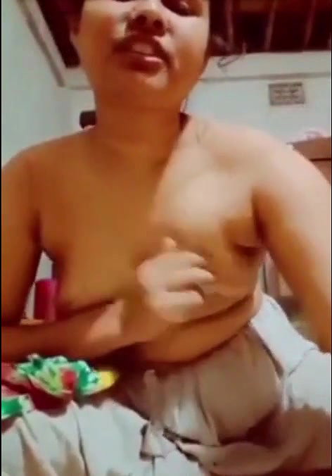 Super Cute Bangladeshi Girl Shows her Boobs