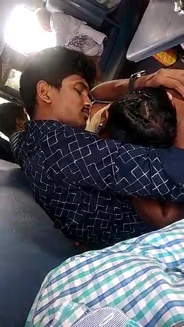 Desi Romance Mouth Kiss and BJ in Train Capture