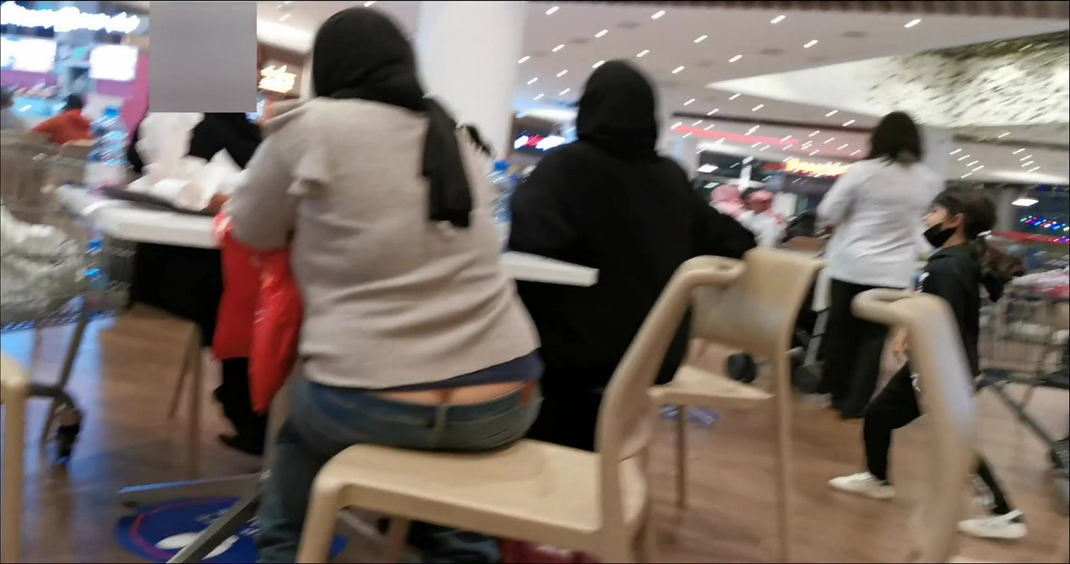 Ass crack in food court