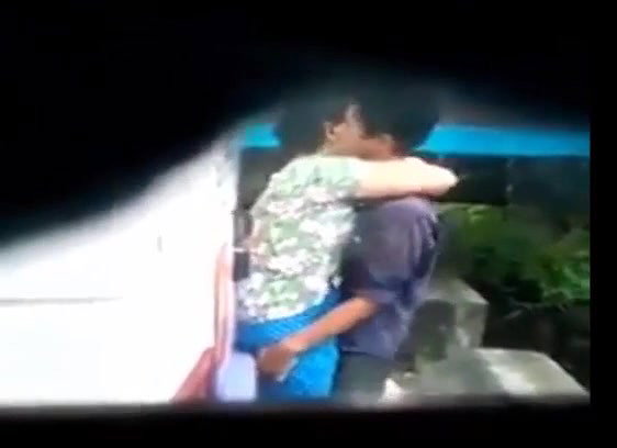 Lovers Fucking in Backside of Bus Depot Capture Hidenly
