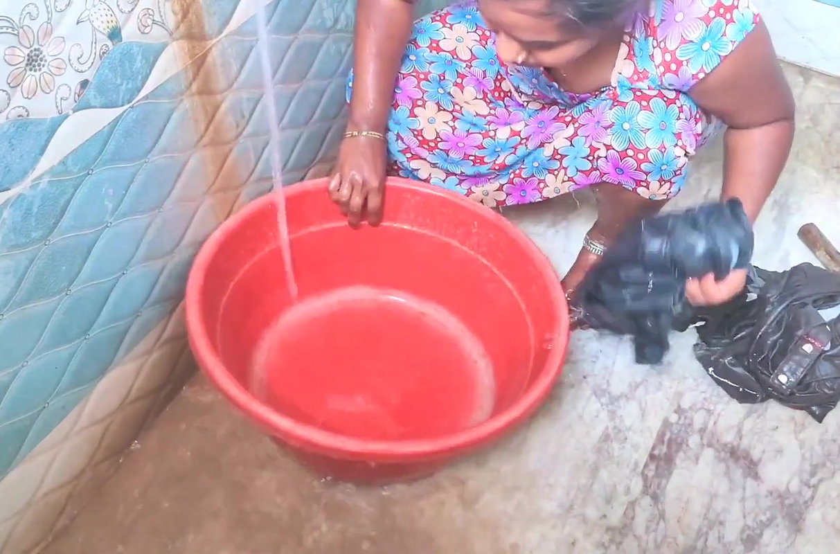 Homely Bhabhi Hot Boobs Show While Washing Cloths