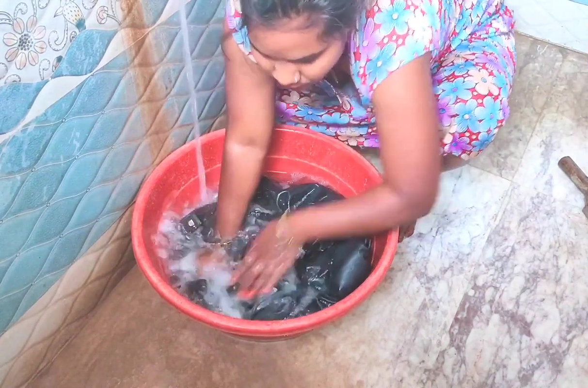 Homely Bhabhi Hot Boobs Show While Washing Cloths