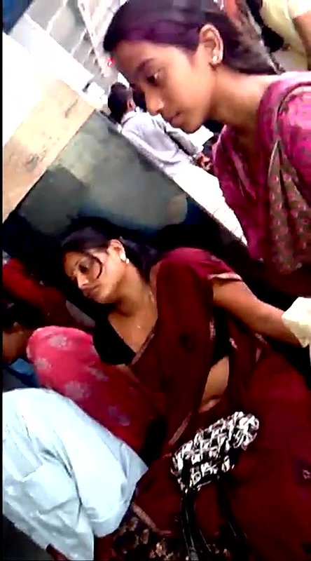 Hot Aunty Open navel show from railway station