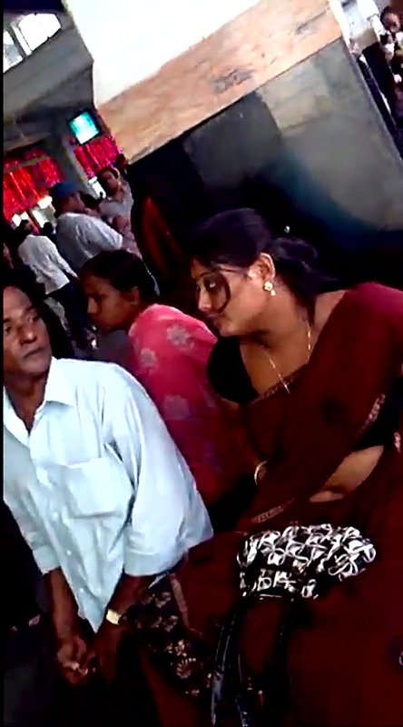 Hot Aunty Open navel show from railway station