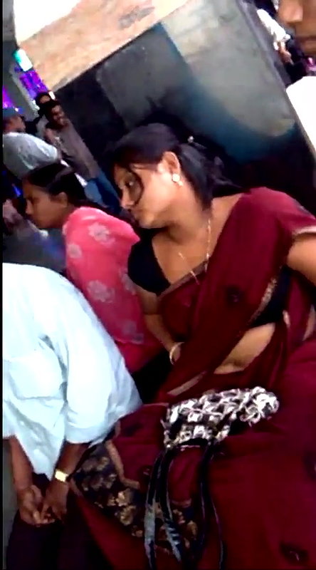 Hot Aunty Open navel show from railway station