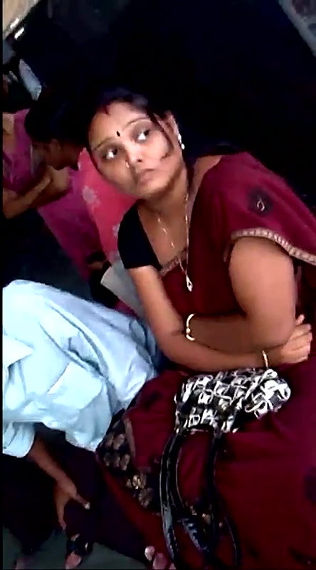 Hot Aunty Open navel show from railway station