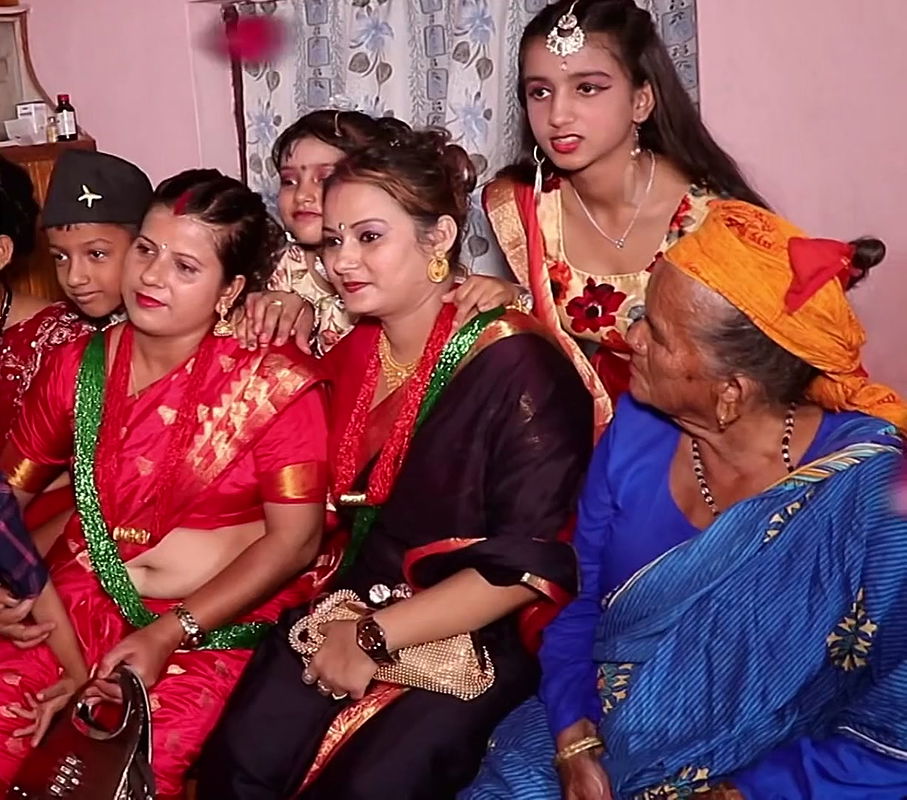 Nepali Lady Open Navel Show