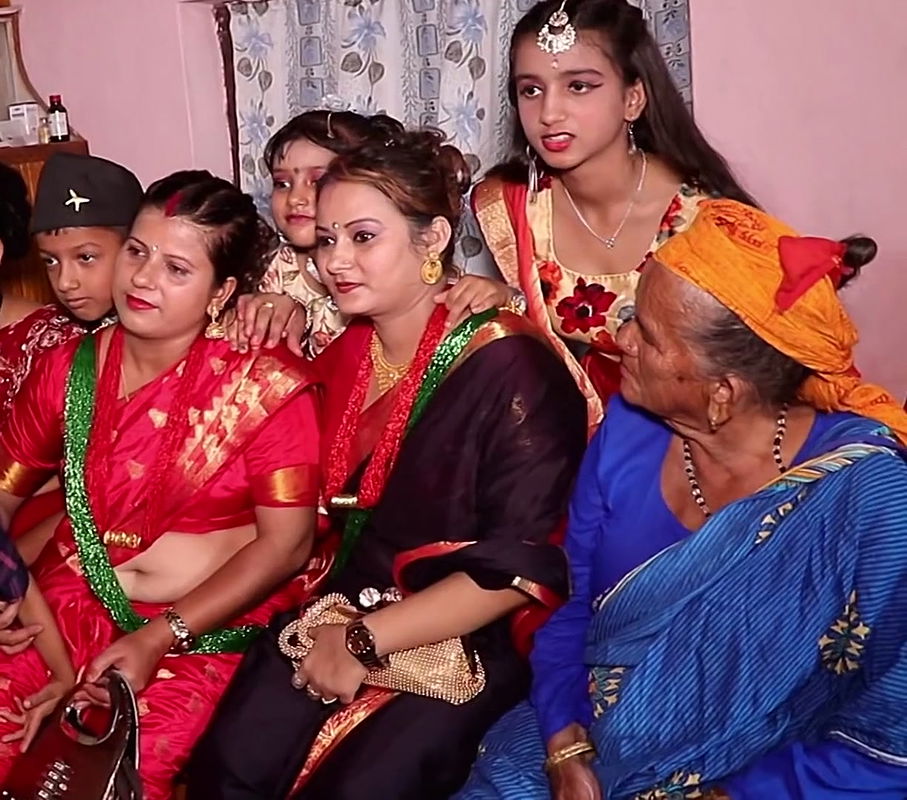 Nepali Lady Open Navel Show