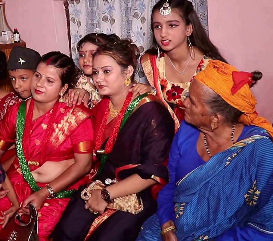 Nepali Lady Open Navel Show