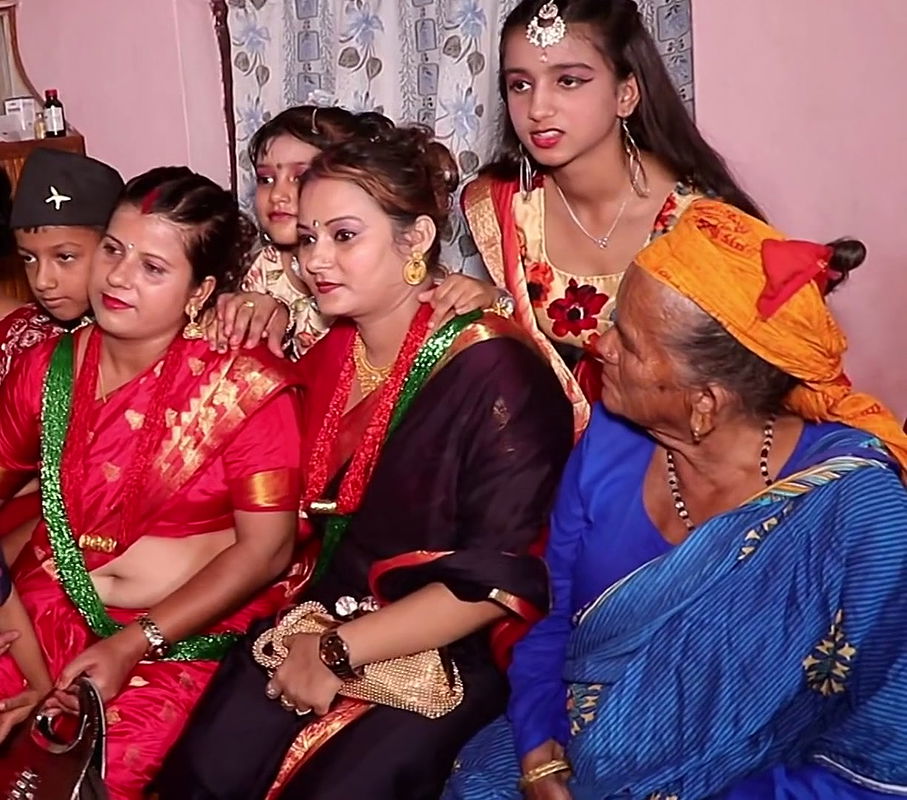 Nepali Lady Open Navel Show