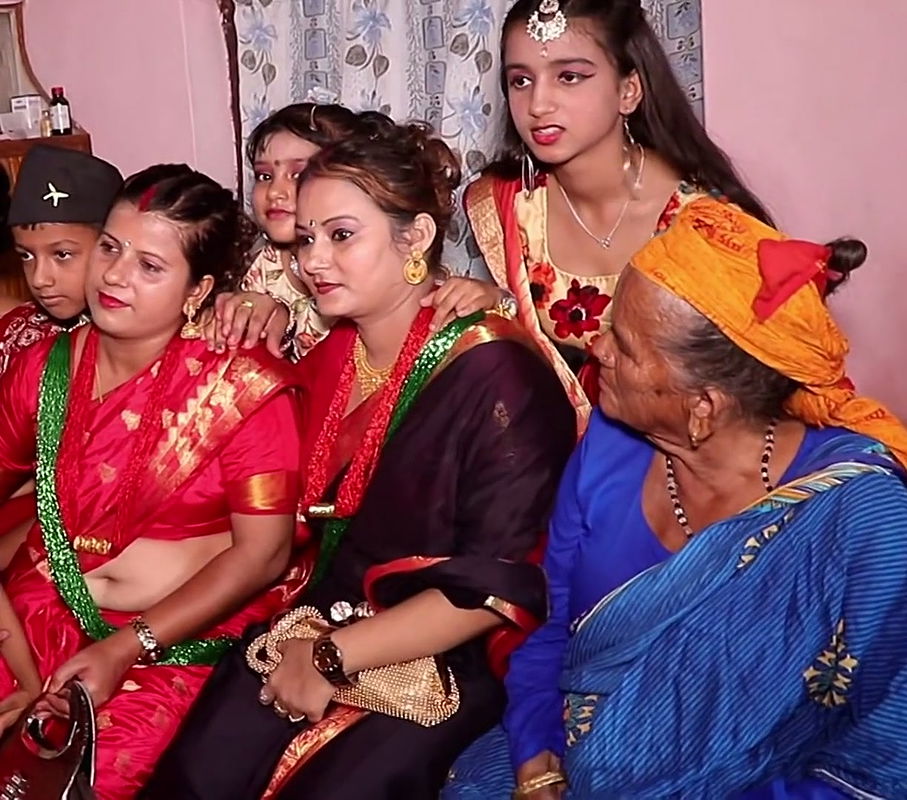 Nepali Lady Open Navel Show