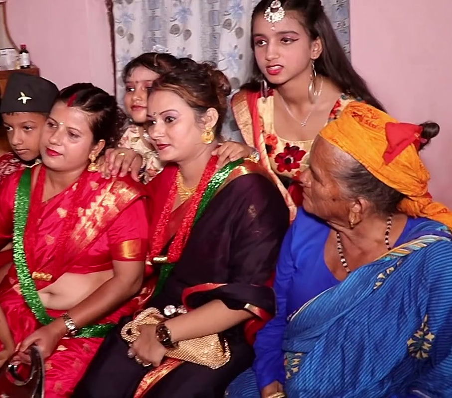 Nepali Lady Open Navel Show